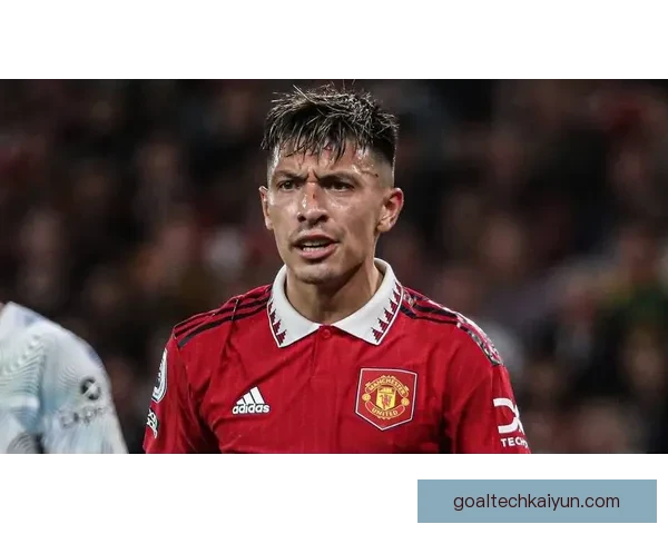 利桑德罗·马丁内斯在曼联防线上的表现稳健，备受关注